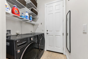 20 laundry room 01 - Lake Worth Homes